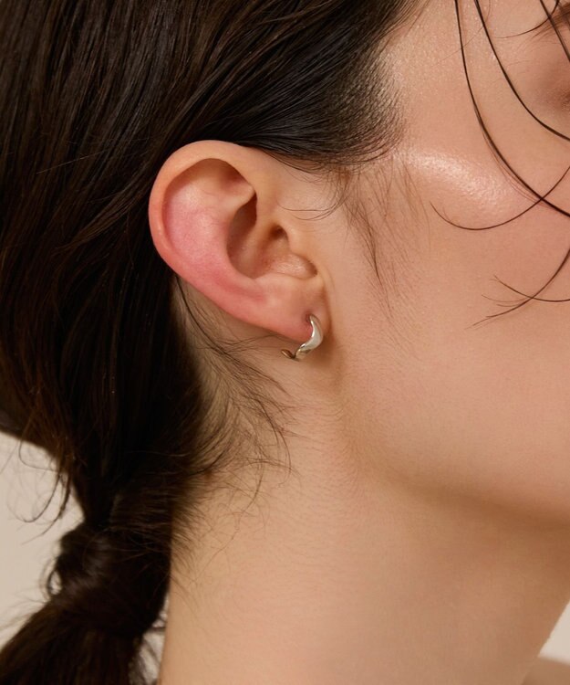 Phoebe 〈金属アレルギー対応〉リップルフープセラミックポストピアス　シルバー/ニッケルフリー シルバー