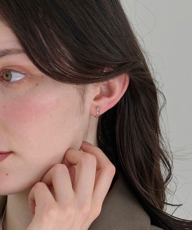 Phoebe 〈シリーズ累計販売10000点突破！〉〈痛くないシリーズ/金属アレルギー対応〉クロスフープクリスタルループフィットイヤリング　シルバー シルバー