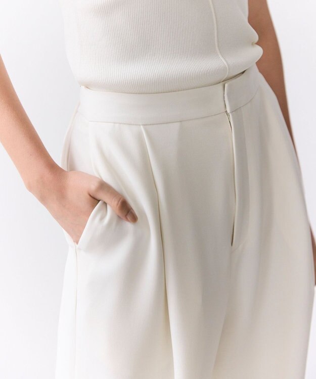 BEIGE， GYPSUM / シルキータッチ セミワイドタックパンツ Ecru