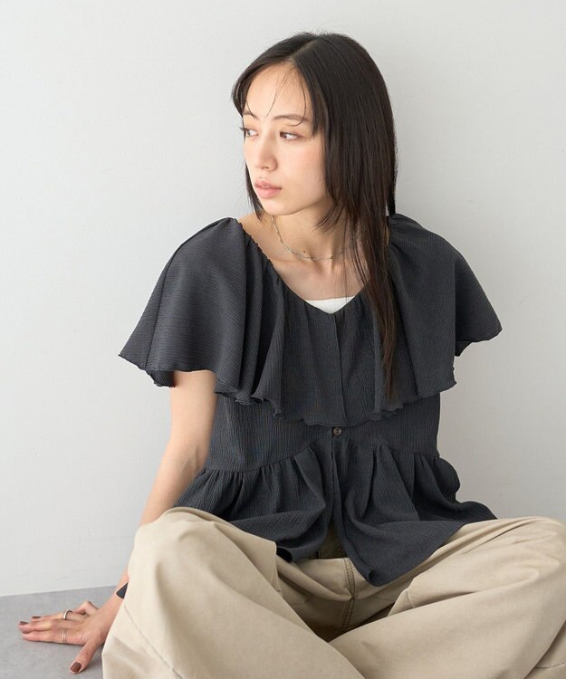 earth music&ecology ラッフルカラーペプラムカットブラウス Charcoal Gray