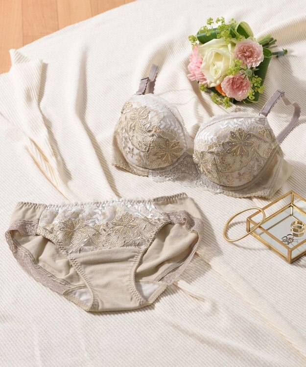 Wing 【スキマフィットブラ】　すきまを埋めてボリュームアップ　ふわふわもちもち触感　ウイング／ワコール　KB2362 ベージュ