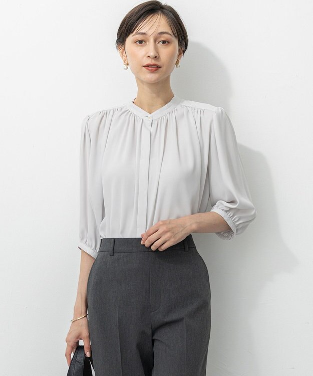 23区 ライトバックサテンアムンゼン ギャザーブラウス ライトグレー系