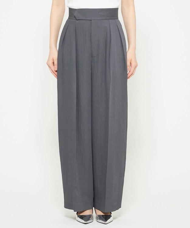 uncrave ドレープツイル ワイドパンツ ブルーグレー（佐藤晴美さん着用）