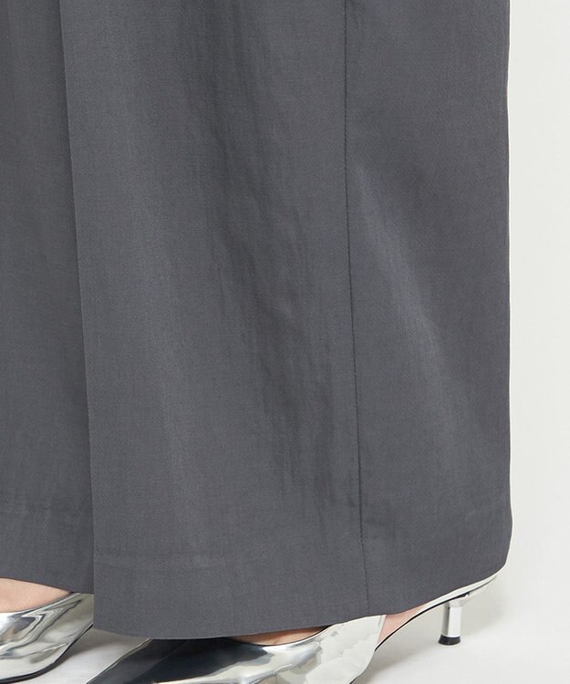 uncrave ドレープツイル ワイドパンツ ブルーグレー（佐藤晴美さん着用）