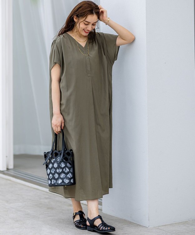 23区 L 【Lサイズ限定/接触冷感/速乾性/洗える】エアリーブライトローン Vネックワンピース カーキ系