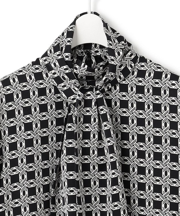 ICB 【洗える】レトロウォールペーパープリント ブラウス オフホワイト×ブラック系