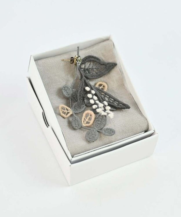 AND WOOL ミモザ刺繍のピアス グレー