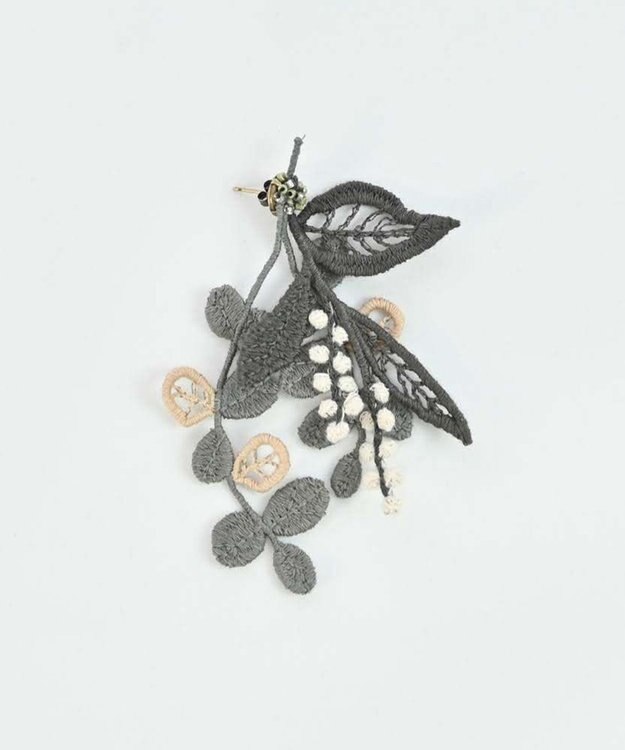 AND WOOL ミモザ刺繍のピアス グレー