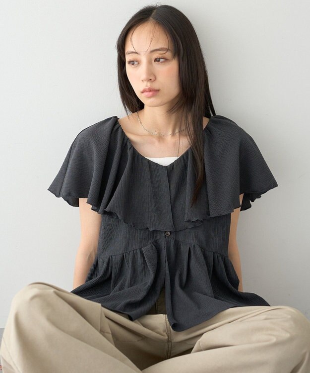 earth music&ecology ラッフルカラーペプラムカットブラウス Charcoal Gray