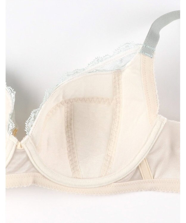 WACOAL 【小さく見せるブラ】 レーシィ ブラジャー 着やせ効果 コンパクトにメイク バストの突出をおさえる 背中の段差を軽減 大きいサイズ レディース BRB453 /ワコール クリーム