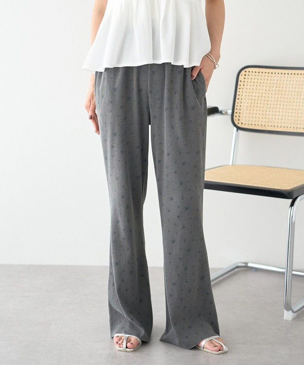 earth music&ecology フラワーピグメントリブフレアパンツ Charcoal Gray