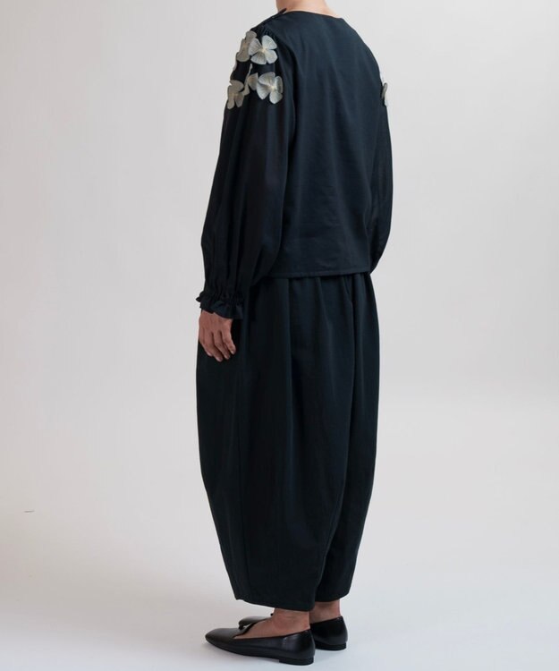 muuc 〈コットン100%強撚糸〉〈遠州織物の工場で織られた上質な生地〉〈清涼感とシアー感〉コットンシフォンドビー 花モチーフ付きブラウス ブラック