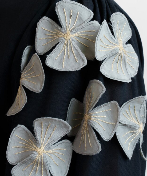 muuc 〈コットン100%強撚糸〉〈遠州織物の工場で織られた上質な生地〉〈清涼感とシアー感〉コットンシフォンドビー 花モチーフ付きブラウス ブラック