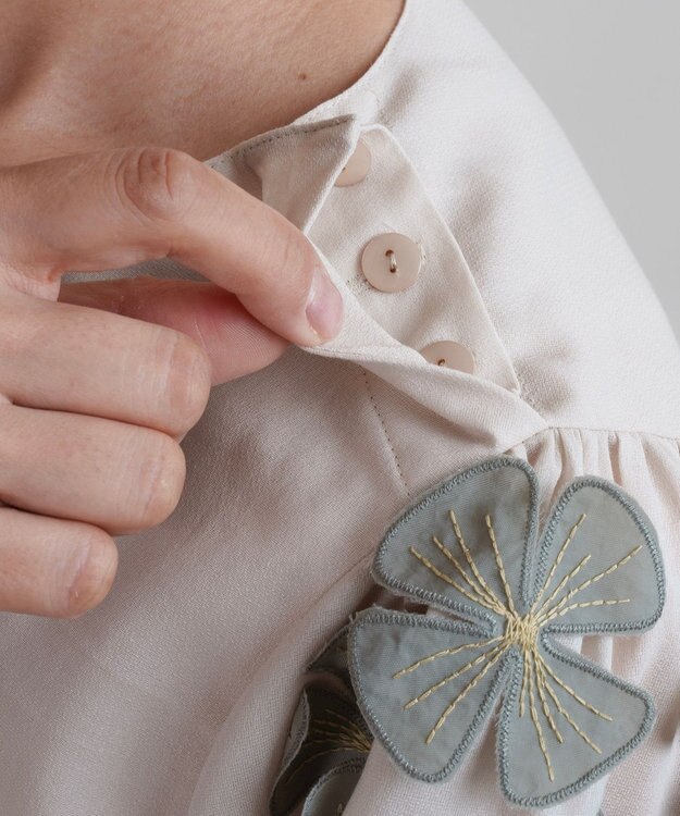 muuc 〈コットン100%強撚糸〉〈遠州織物の工場で織られた上質な生地〉〈清涼感とシアー感〉コットンシフォンドビー 花モチーフ付きブラウス ベージュ