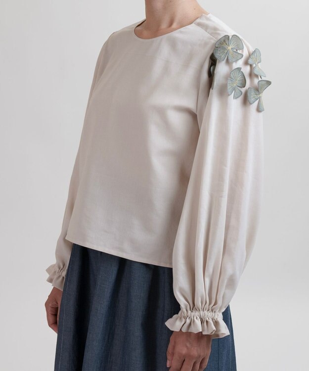 muuc 〈コットン100%強撚糸〉〈遠州織物の工場で織られた上質な生地〉〈清涼感とシアー感〉コットンシフォンドビー 花モチーフ付きブラウス ベージュ