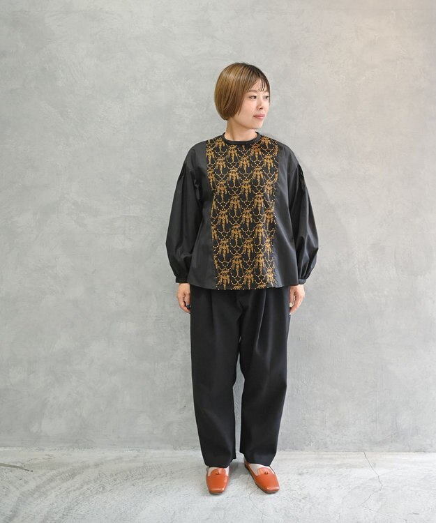 muuc 〈遠州織物の工場で織られた上質なコットン生地〉イラカ刺繍切り替え ボリューム袖 プルオーバーブラウス ブラック