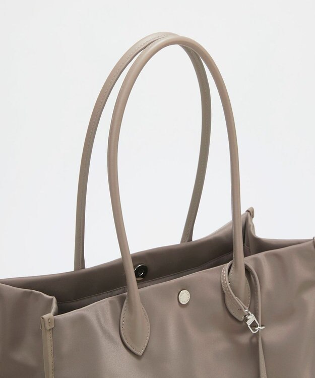 TOPKAPI 【Breath TOPKAPI】PRIM プリム ナイロン スクエア トートバッグ チャーム付き　A4 / 軽量 グレージュ