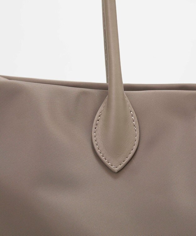 TOPKAPI 【Breath TOPKAPI】PRIM プリム ナイロン スクエア トートバッグ チャーム付き　A4 / 軽量 グレージュ