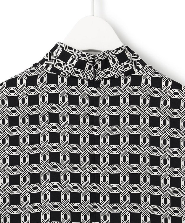 ICB 【洗える】レトロウォールペーパープリント ブラウス オフホワイト×ブラック系