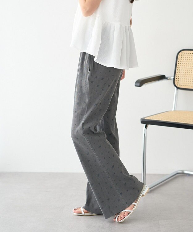 earth music&ecology フラワーピグメントリブフレアパンツ Charcoal Gray