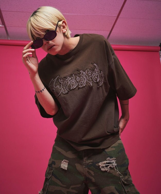 WEGO 【ユニセックス着用ITEM】ダメージアップリケグラフィックT（SS） ブラウン