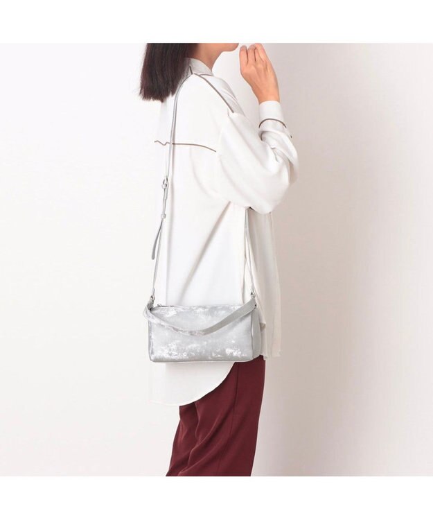 UNBILLION カシュカシュ cachecache / シルクサテン風合皮筒形ショルダー シルバー