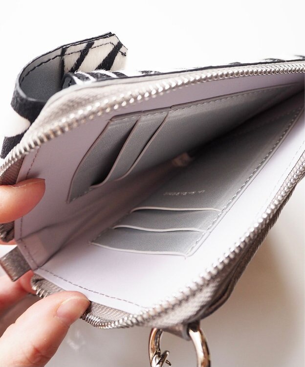 LA BAGAGERIE 【インスタグラマー chiyoさん×LA BAGAGERIE】コンビスマホショルダー シルバー×ゼブラ