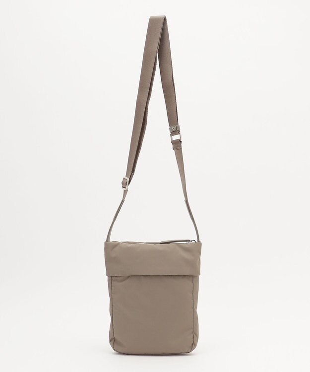 Y'SACCS リサイクルナイロン×カウレザー ラップポシェット グレージュ