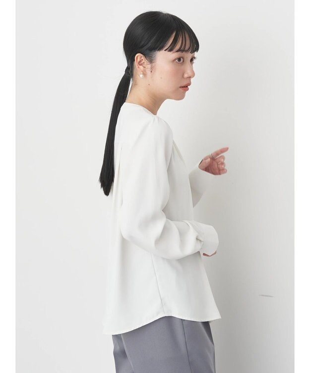 earth music&ecology ノーカラーフロントタックブラウス Off White