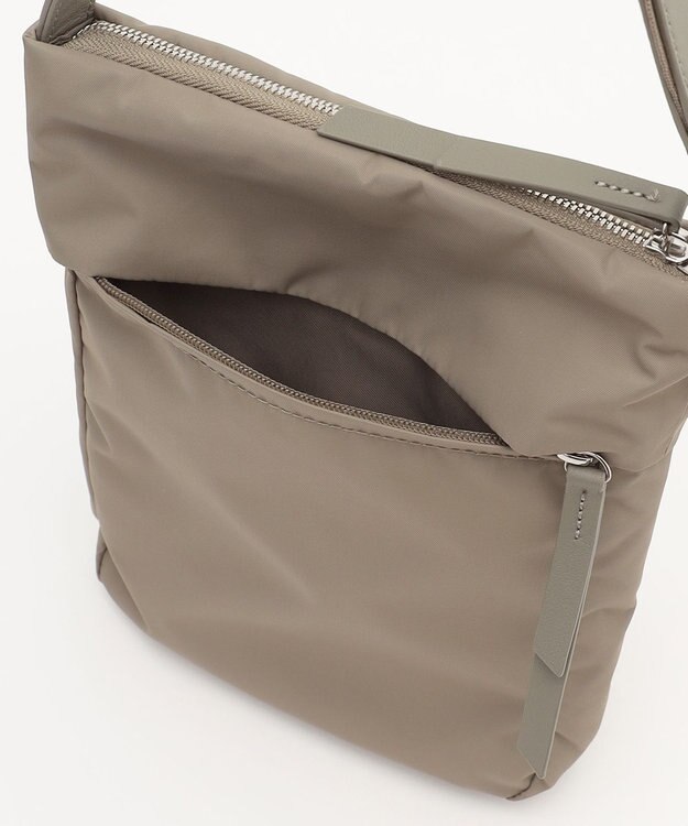 Y'SACCS リサイクルナイロン×カウレザー ラップポシェット グレージュ