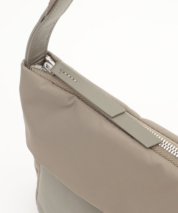 Y'SACCS リサイクルナイロン×カウレザー ラップポシェット グレージュ