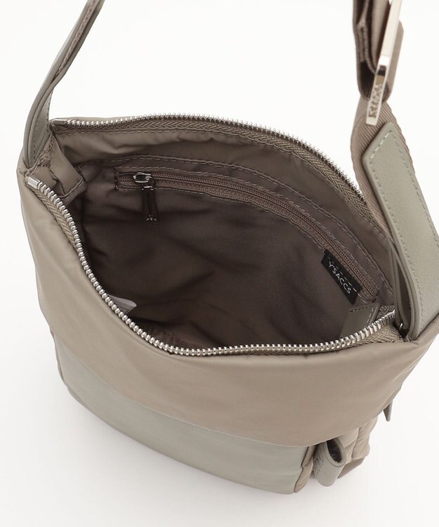 Y'SACCS リサイクルナイロン×カウレザー ラップポシェット グレージュ
