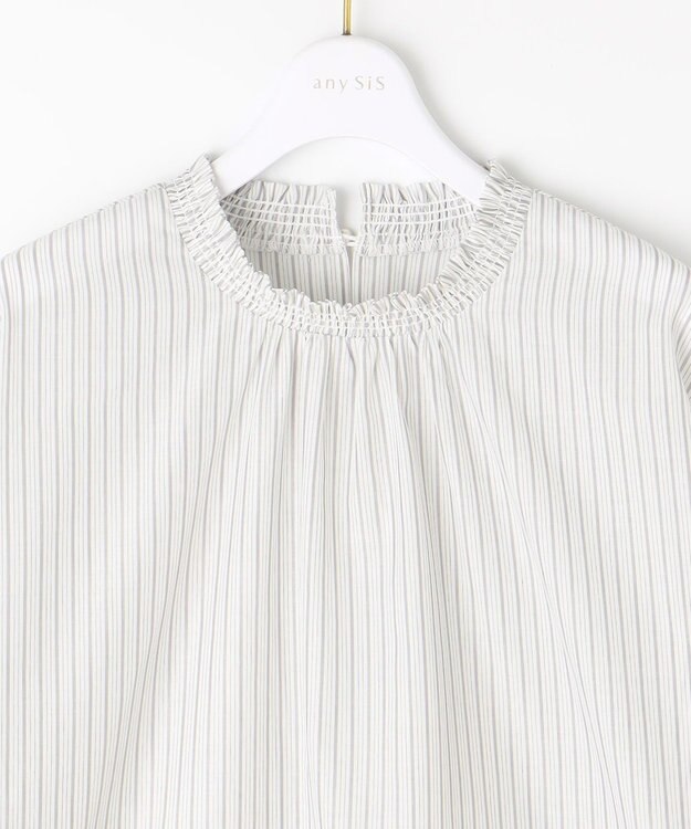 ANY SIS 【洗える】シャーリングフリルスタンド ブラウス グレーストライプ