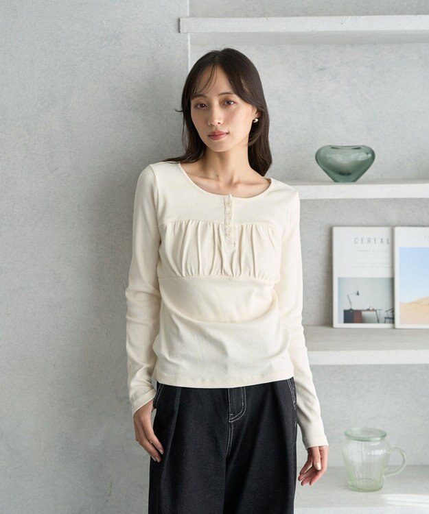 earth music&ecology 切替ギャザーコンパクトカットプルオーバー Off White