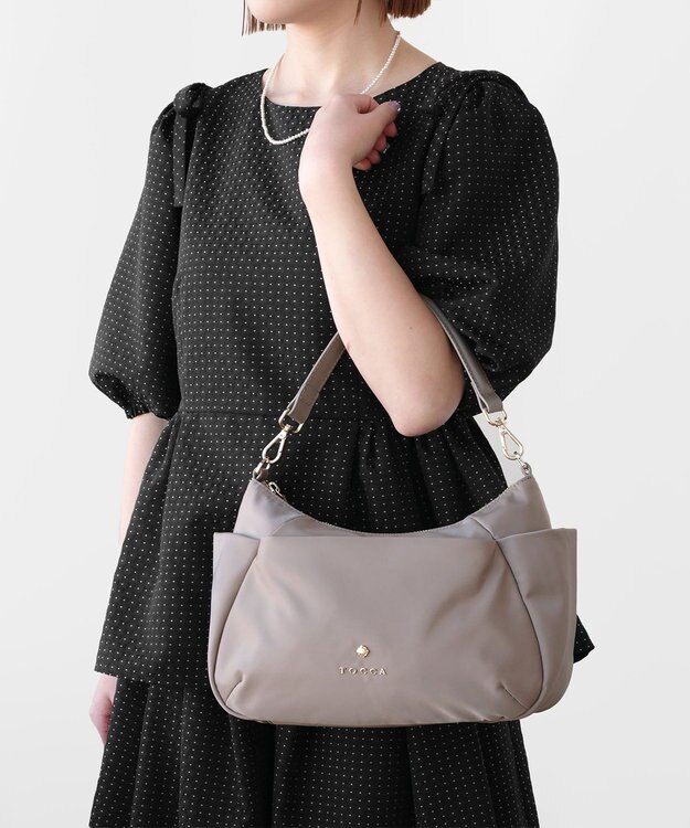 TOCCA 【大人百花掲載】PIECE OF CRESCENT NYLONBAG バッグ ベージュ系
