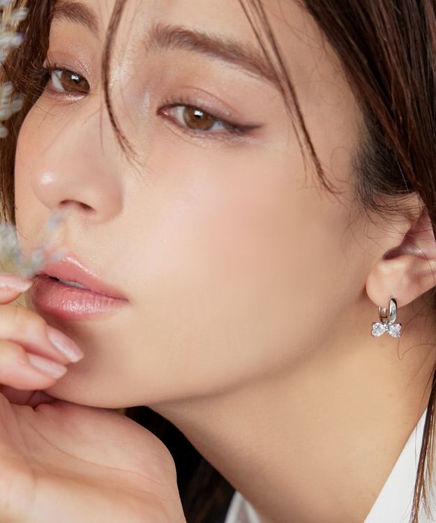 Tiaclasse 【金属アレルギー対応・選べる2タイプ】クリスタルリボンピアス シルバーA