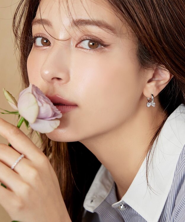 Tiaclasse 【金属アレルギー対応・選べる2タイプ】クリスタルリボンピアス シルバーA