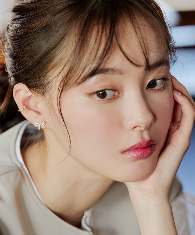 Tiaclasse 【金属アレルギー対応・選べる2タイプ】クリスタルリボンピアス ゴールドB