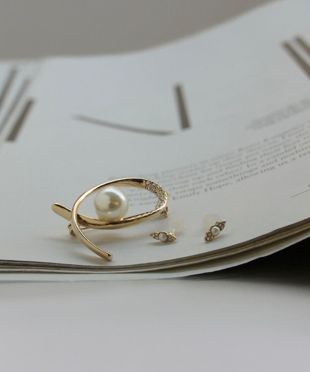 Phoebe <オンワード限定セット>金属アレルギー対応クイーンパールビジューセラミックポストピアス×クロスカーブパールビジューブローチ ホワイト