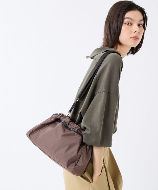 LeSportsac E/W CITY DRAWSTRING BAG /アップタウンダークチョコ/ブラック アップタウンダークチョコ/ブラック