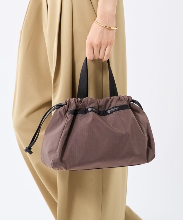 LeSportsac E/W CITY DRAWSTRING BAG /アップタウンダークチョコ/ブラック アップタウンダークチョコ/ブラック