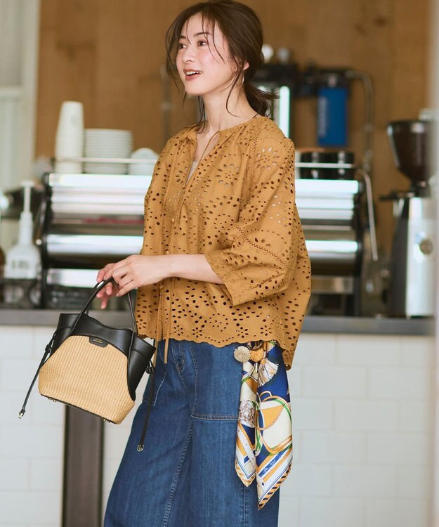 23区 S 【一部予約/見上愛さん着用】カットワークエンブロイダリー 2WAYブラウス キャメル系