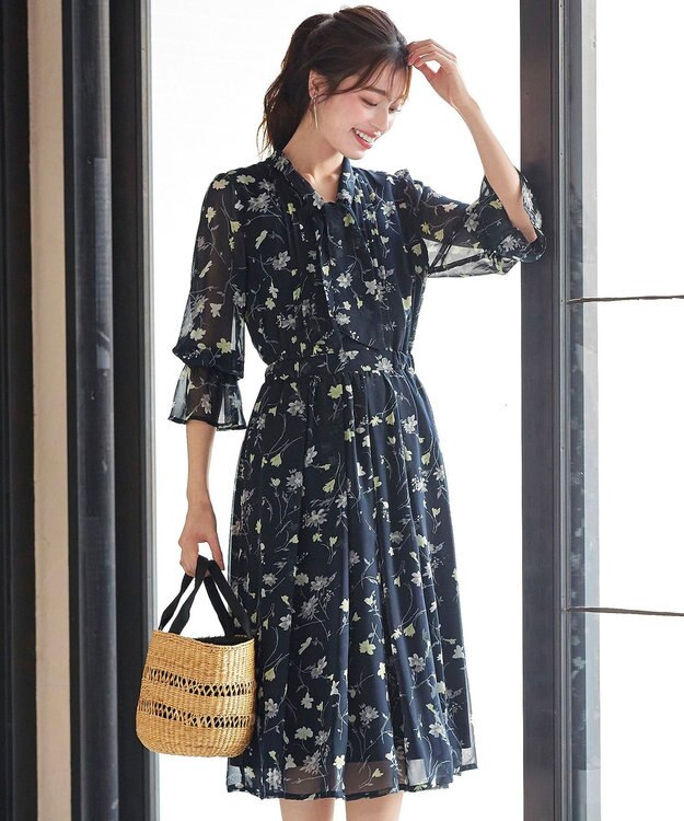 Tiaclasse L 【洗える】程良い透け感のプリントボウタイワンピース ネイビー