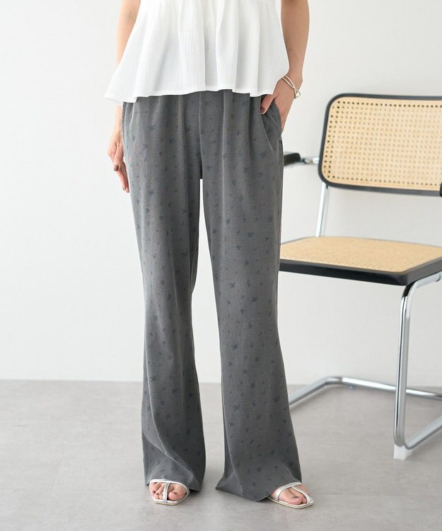 earth music&ecology フラワーピグメントリブフレアパンツ Charcoal Gray