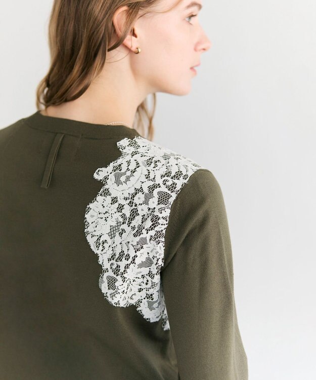 BEIGE， WILLOW / アシンメトリーレースクルーネックニット Khaki × White