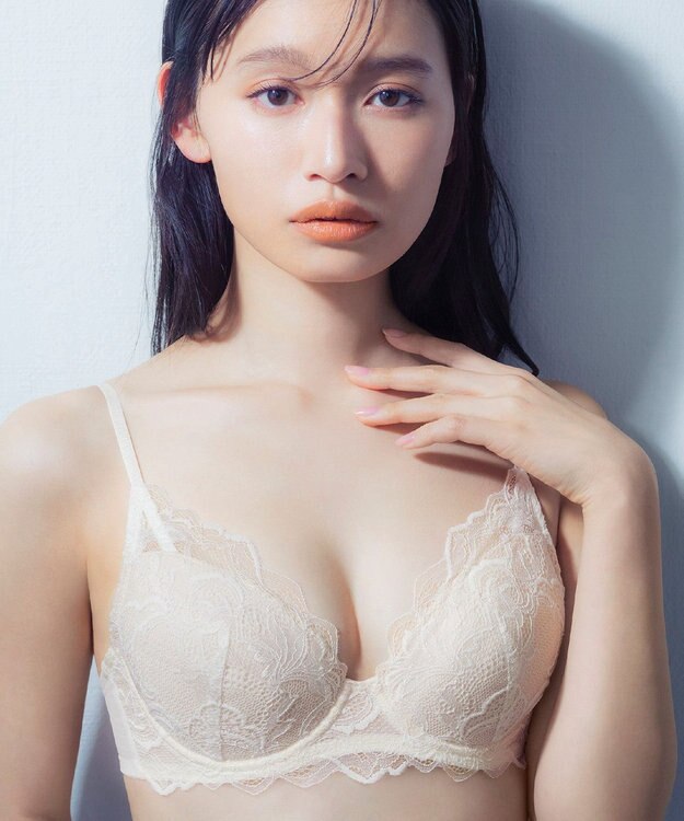 Wing ブラジャー 立体感のあるバストをメイク ふっくらデコルテ きれいな谷間 ブラのズレ・浮きを軽減 【ハイライトブラ】 ブラ CB4000 ウイング／ワコール アイボリー