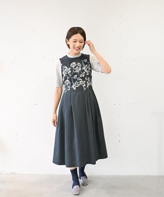 muuc 〈遠州織物の工場で織られた上質なコットン生地〉モクレン刺繍 後ろファスナー有り ノーカラー ノースリーブ ウエスト切り替えワンピース（セットアップ可能） ネイビー×グレー