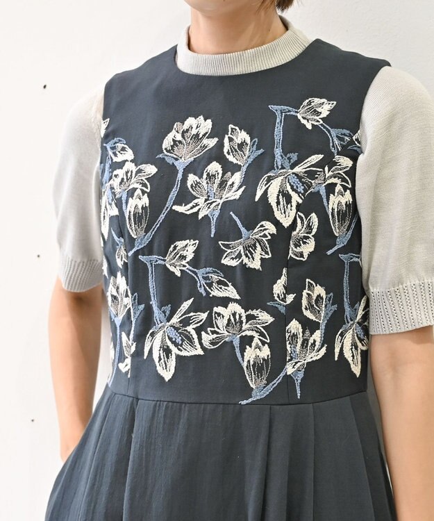 muuc 〈遠州織物の工場で織られた上質なコットン生地〉モクレン刺繍 後ろファスナー有り ノーカラー ノースリーブ ウエスト切り替えワンピース（セットアップ可能） ネイビー×グレー