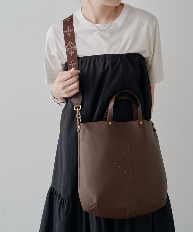 russet 《トートバッグ人気NO.1モデル》スリム2WAYトートバッグ <エンボスモノグラム>(CE-1611) D.Brown