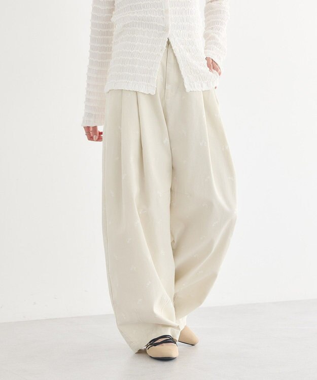 earth music&ecology 【綿100】フラワー刺繍ツイルカーブパンツ エクリュ